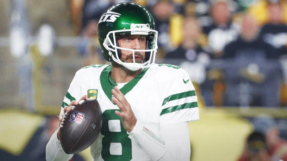 Aaron Rodgers Officially Signs With Steelers