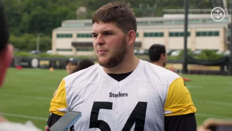 Zach Frazier Making Impression On New QB Room: ‘Seems Like A Mature Veteran Already’