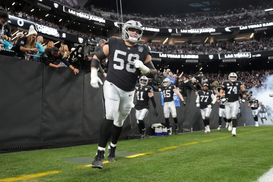 Raiders’ Jackson Powers-Johnson Working Exclusively At Center