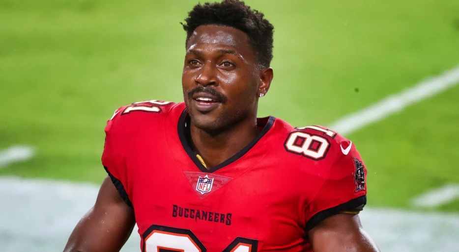 Antonio Brown Is Being Praised Online After Making Heartwarming Gesture Toward A Police Officer