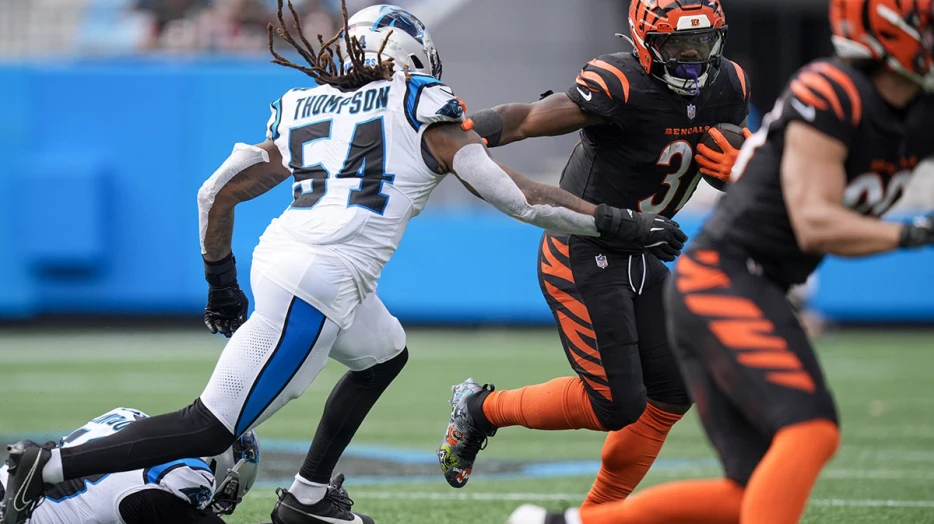 Bills sign 10-year Panthers star