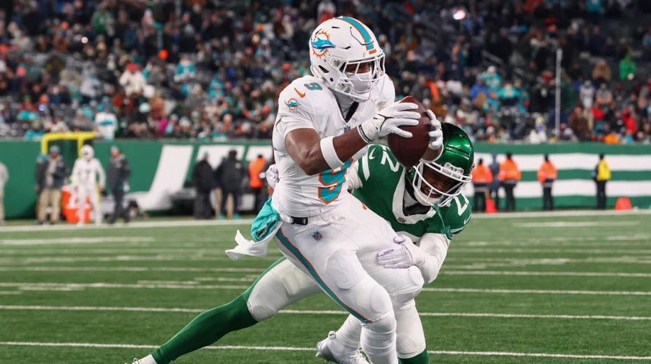 Dolphins’ Jonnu Smith saga escalates with mandatory minicamp underway