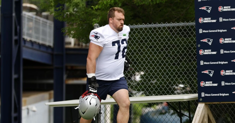 Patriots place veteran offensive lineman Wes Schweitzer on retired list