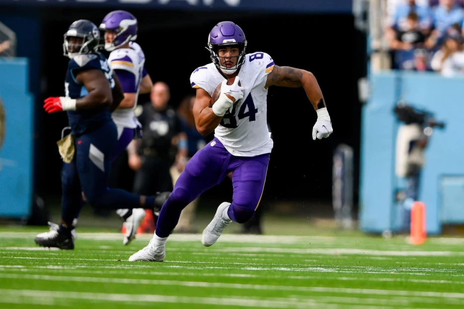 Vikings Extending TE Josh Oliver
