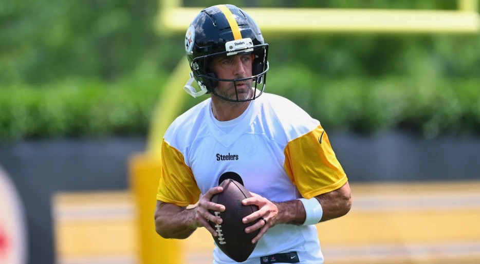 Aaron Rodgers Makes It Clear Whether Or Not He Plans To Mentor Steelers’ Young Quarterbacks