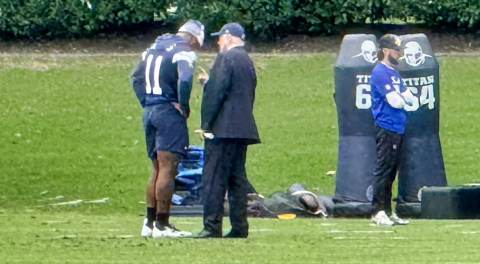 Cameras Caught Jerry Jones Lecturing Micah Parsons On The Sideline As The Cowboys Star Sat Out Practice Due To Contract Dispute