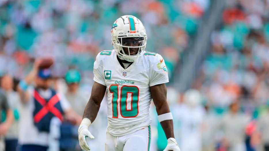 Dolphins offensive coaches say Tyreek Hill has &quot;been great&quot; this offseason