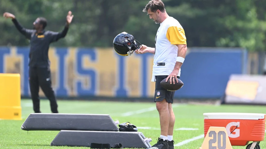 Steelers rumors: Aaron Rodgers a ‘dramatic upgrade’ over Russell Wilson, Justin Fields
