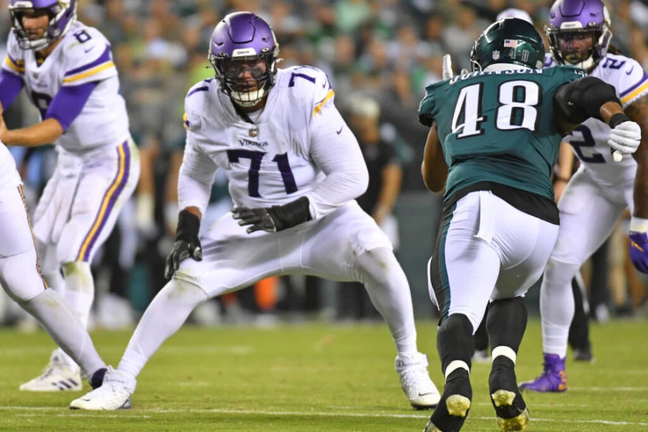 Vikings’ Christian Darrisaw Returns To Practice, Awaiting Full Clearance