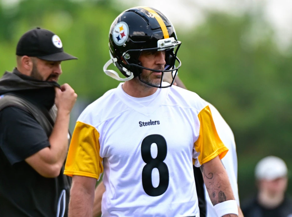 Broderick Jones Sees What Sets Aaron Rodgers Apart