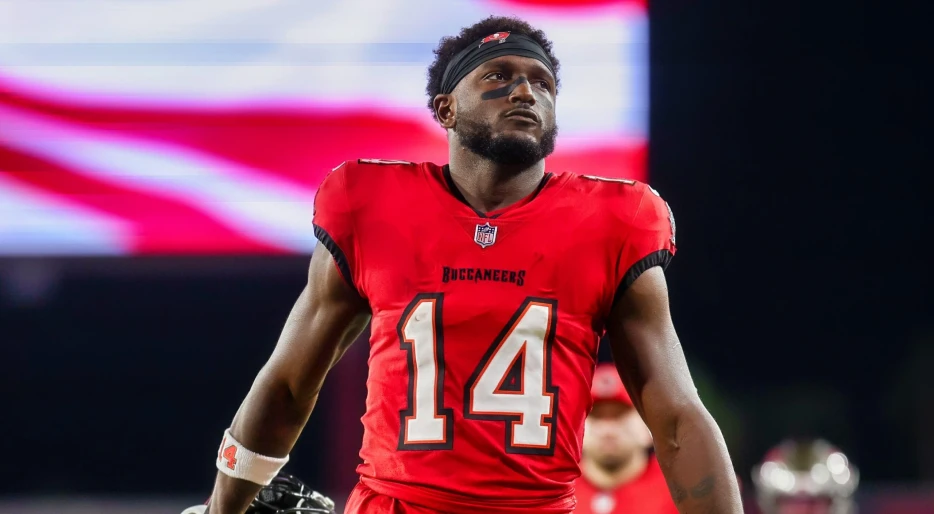 Tampa Bay Buccaneers' contentious offseason acquisition reports to minicamp