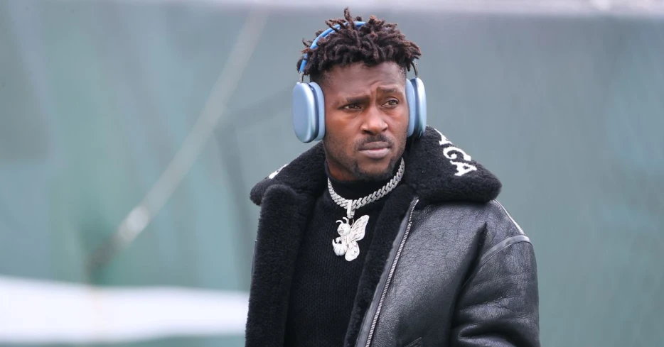 Ex-NFL receiver Antonio Brown wanted on attempted murder charge