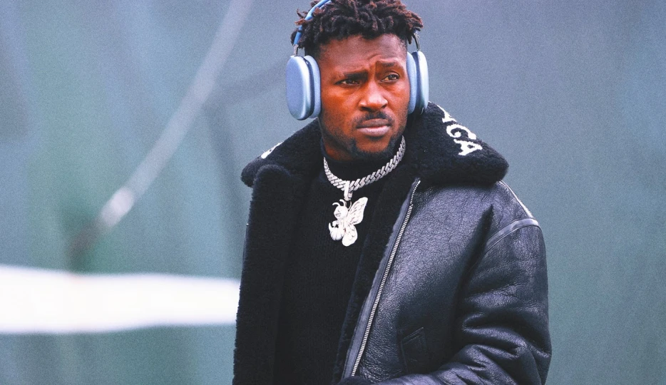 Ex-NFL star Antonio Brown wanted on attempted murder charge