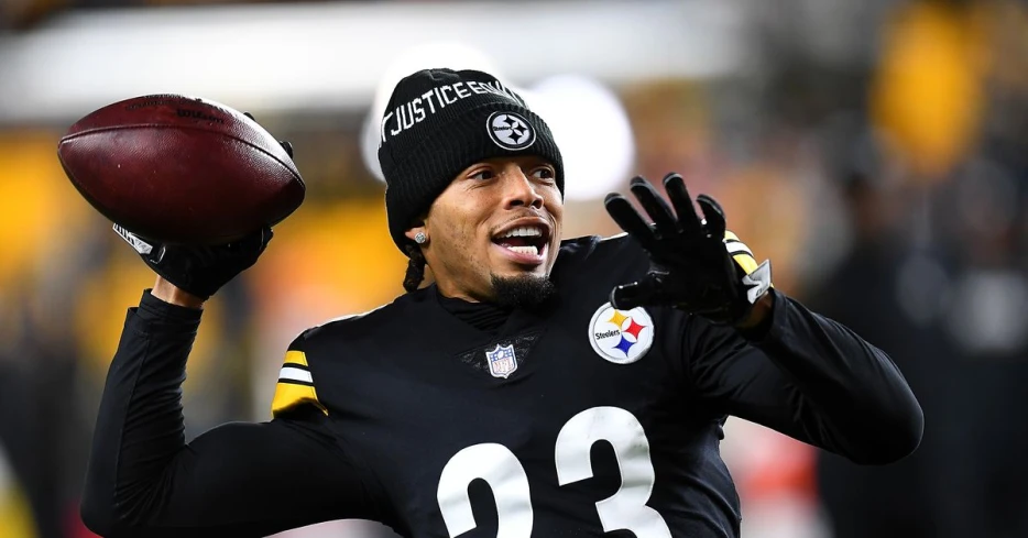Joe Haden gives advice with Aaron Rodgers