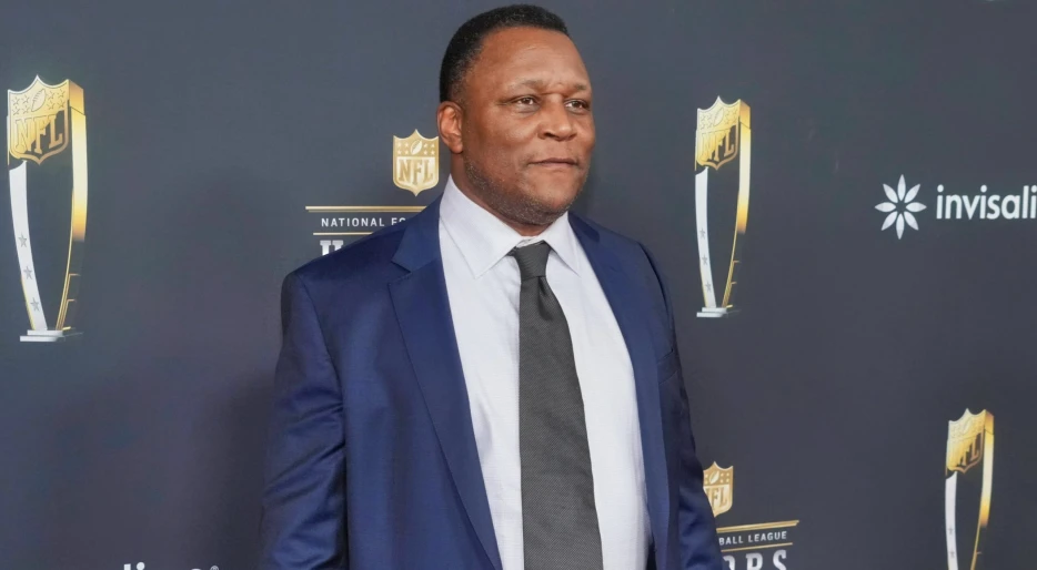 NFL Hall Of Fame RB Barry Sanders Suffered A Heart Attack