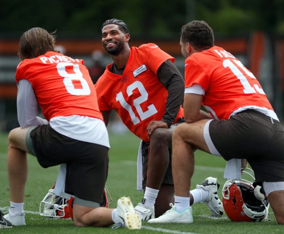 Browns Open To Keeping All 4 QBs