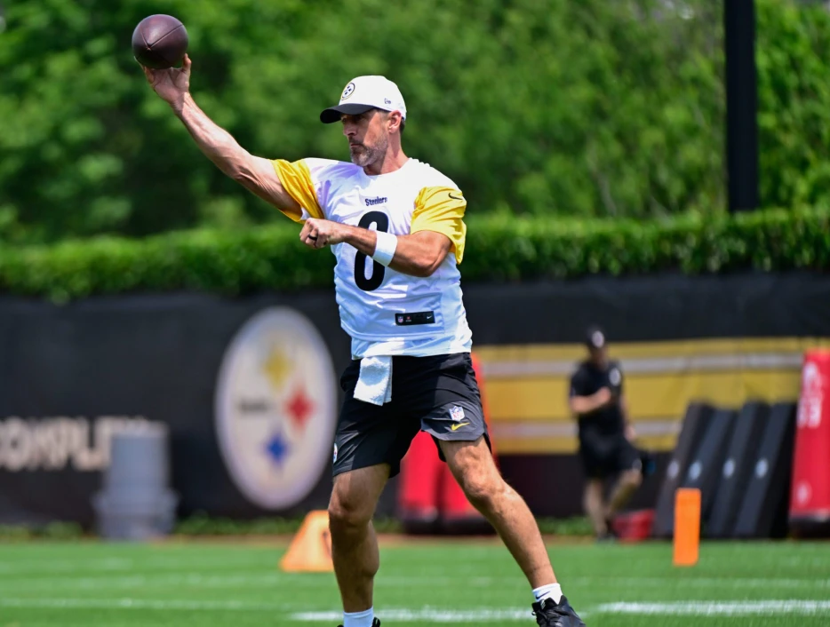 Steelers QBs Coach Raves About Aaron Rodgers: ‘He’s at the Top of His Game’