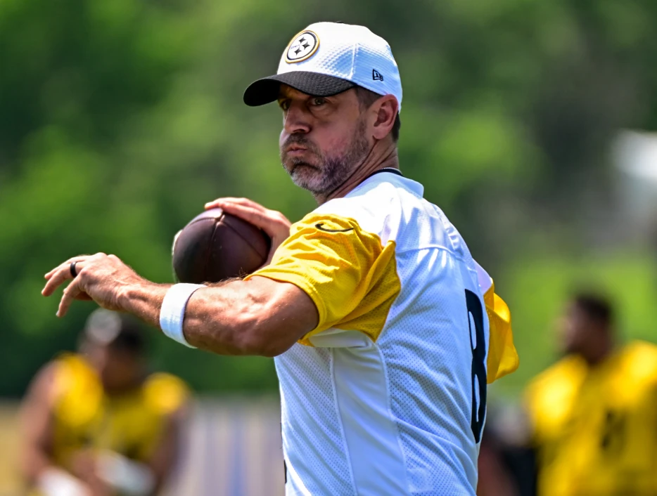 Hall of Fame QB Critiques Steelers’ Signing of Aaron Rodgers: ‘Not a Perfect Match’