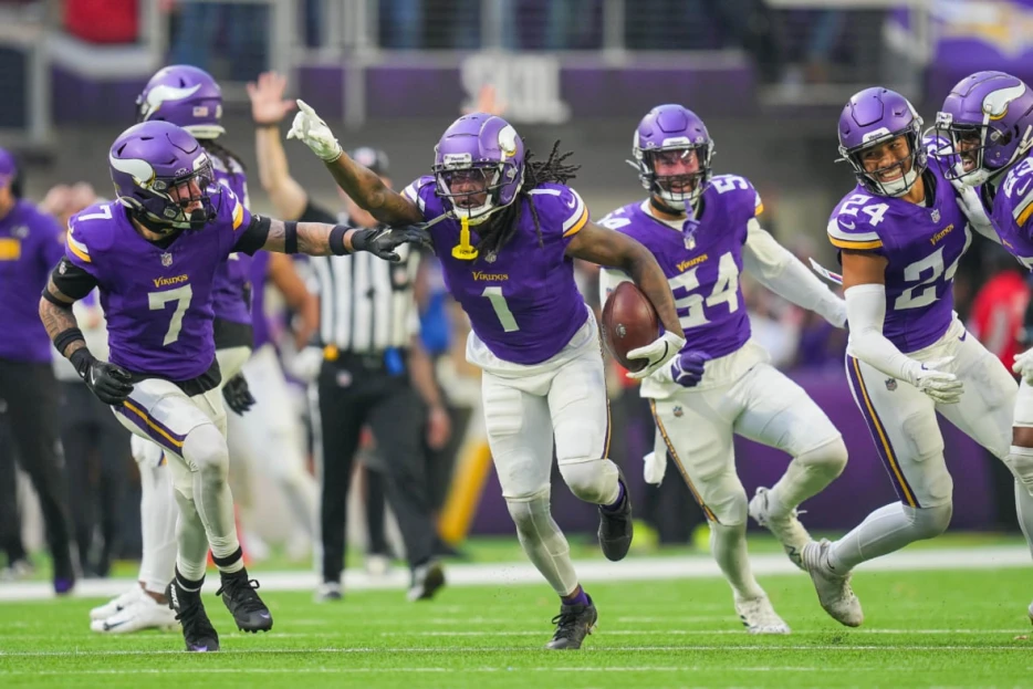 Las Vegas Raiders should target these three defensive backs before training camp