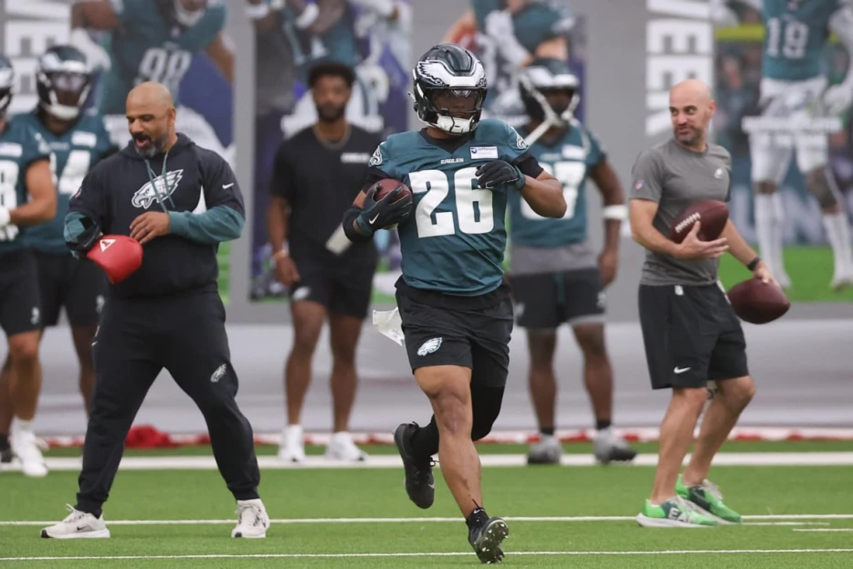 NFL writer predicts there will be another 2,000-yard rushing season — but not from Saquon Barkley