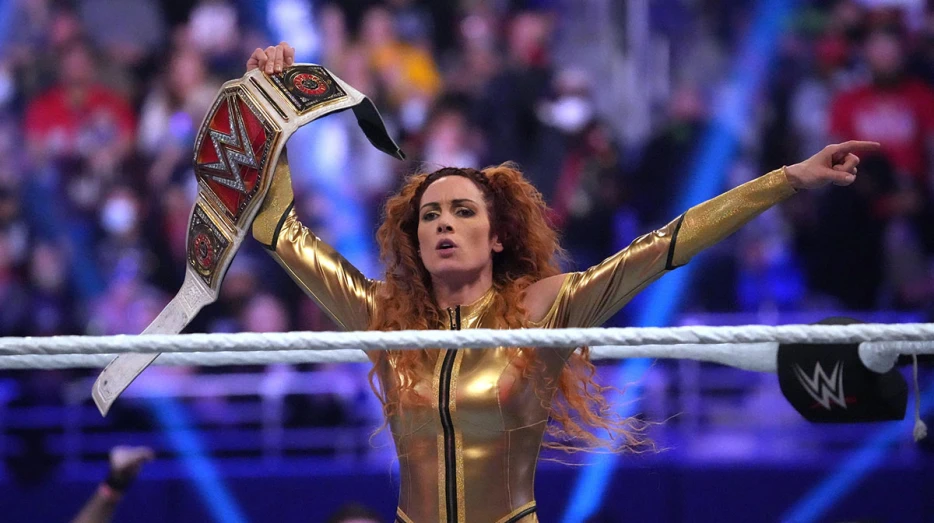 Packers fans let WWE’s Becky Lynch hear it for wearing Bears merch
