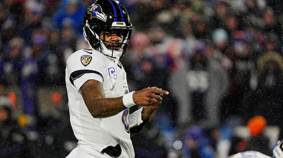 Ravens’ Lamar Jackson receives Pro Football Writers of America MVP trophy