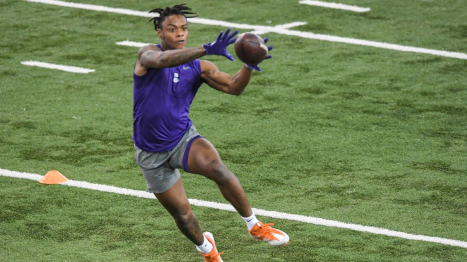 Broncos sign ex-Eagles cornerback to boost defense