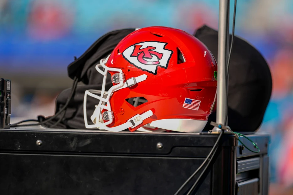 Former NFL player, Kansas City Chiefs employee sues team