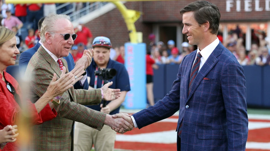 Eli Manning links up with fellow Ole Miss legends Jaxson Dart and his dad