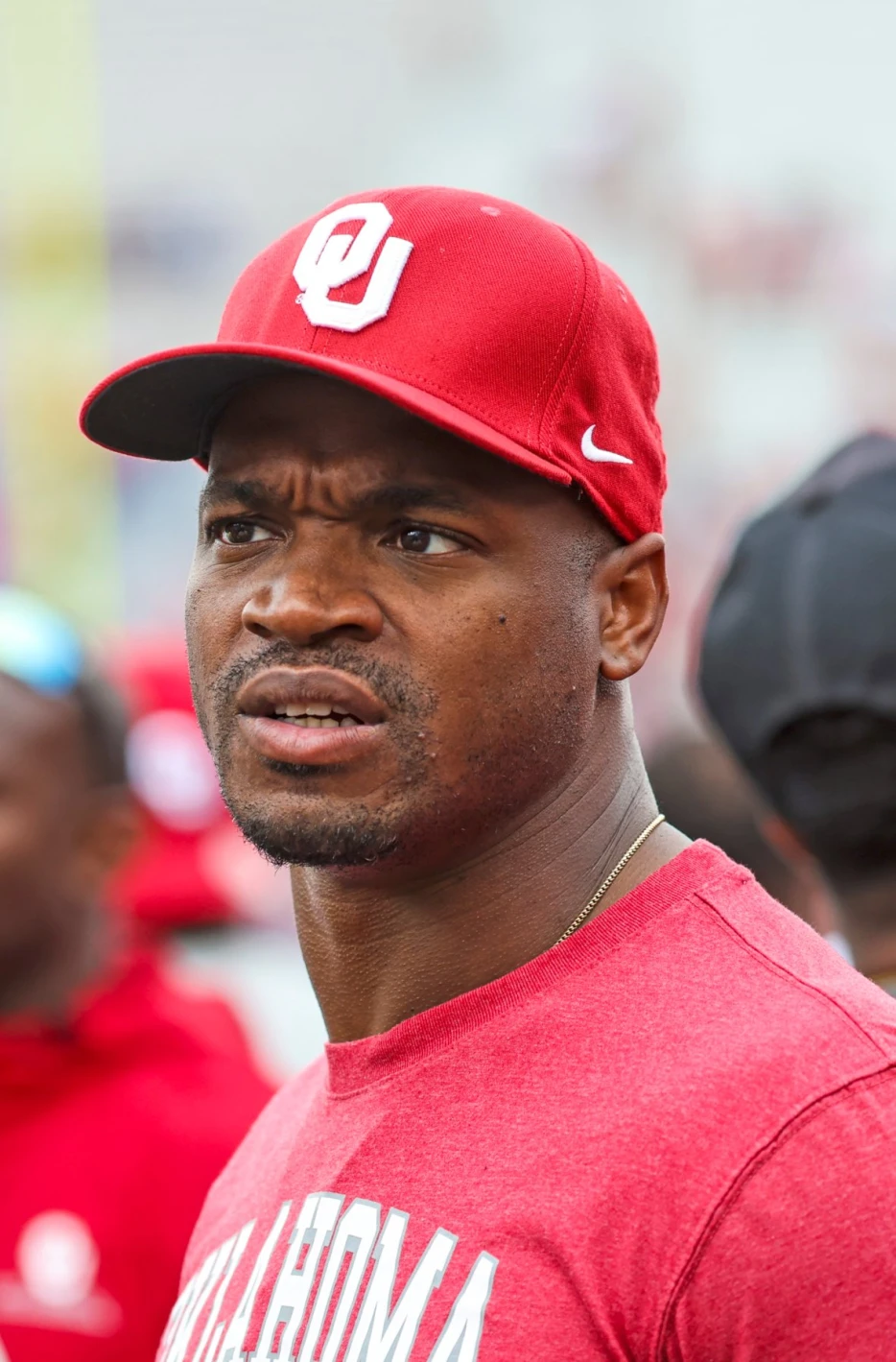 WATCH: Vikings legend Adrian Peterson doesn’t fair well in impromptu fight with man half his size