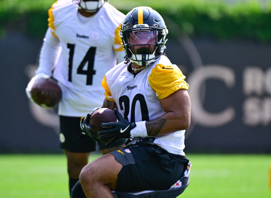 Daily News &amp; Links: Aaron Rodgers on the Beach in Mailbu; PFF is Down on Steelers RBs