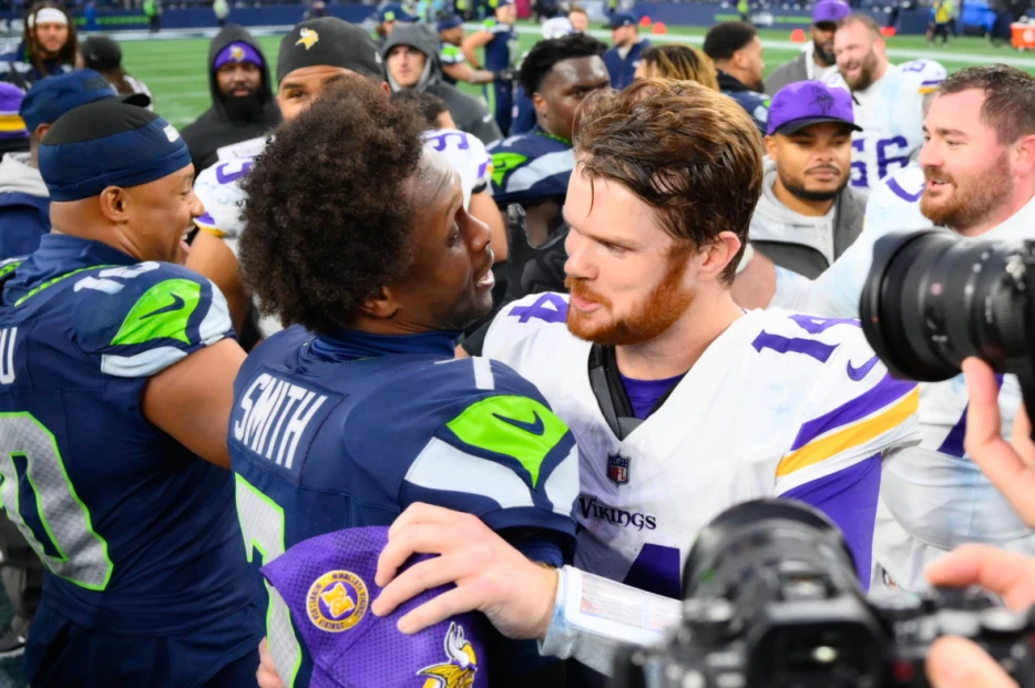 New Las Vegas Raiders rumor reveals person behind decision to pick Geno Smith over Sam Darnold as new QB