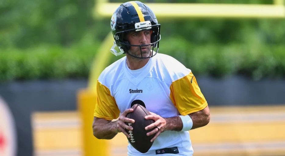 Pittsburgh Steelers Star Drops Scary Evaluation Of New Teammate Aaron Rodgers