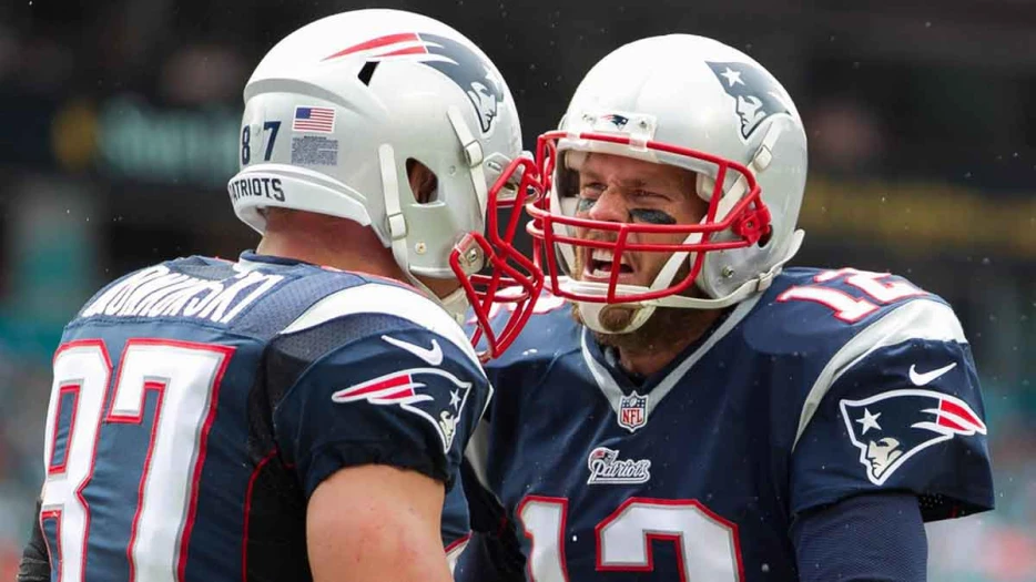 Tom Brady, Rob Gronkowski recreate Lombardi Trophy boat moment with a twist