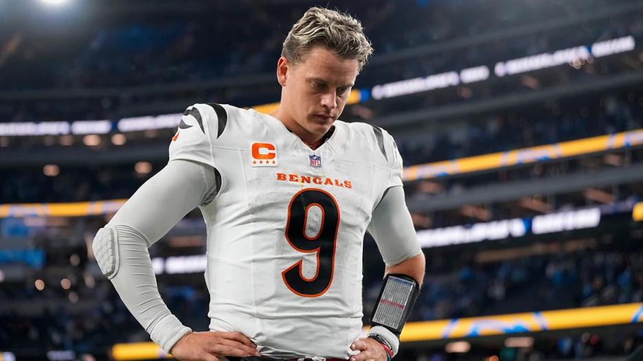 Bengals’ Joe Burrow takes L vs. 3 fans in QB Skills Challenge at Fanatics Fest