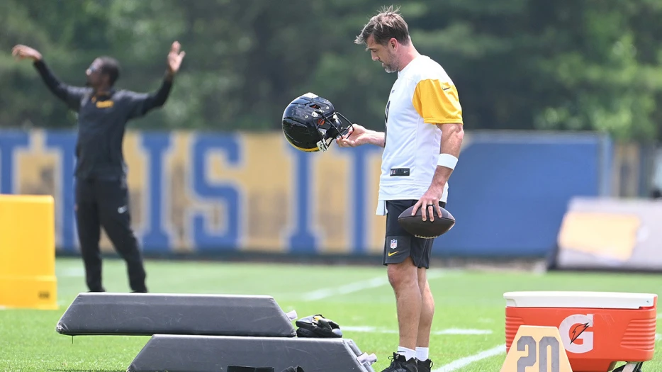 Steelers’ Aaron Rodgers seen putting in work after minicamp