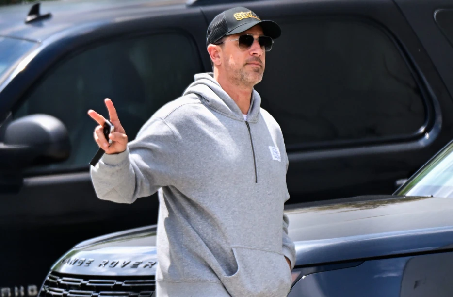 Aaron Rodgers Raves About Steelers Tight Ends Room: ‘Pat’s a Super Talented Guy’