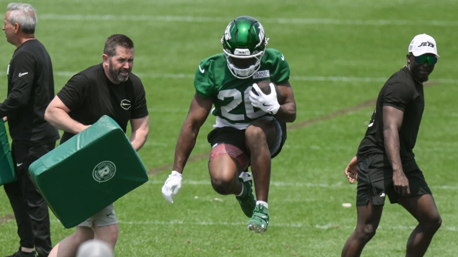 Breece Hall breaks down what Justin Fields brings to Jets offense