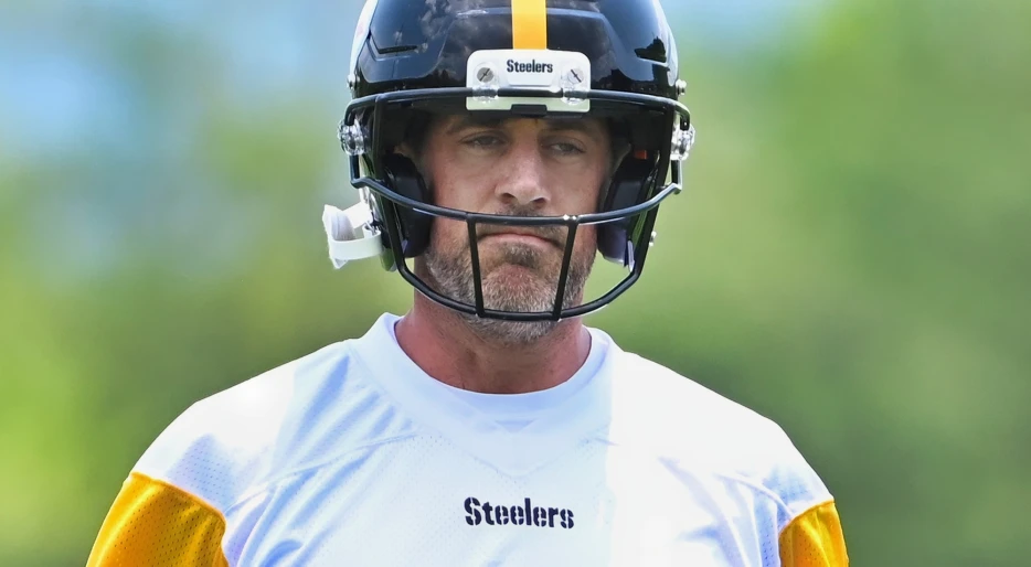 Explosive Photo Leaks Showing A Pissed Off Aaron Rodgers Flipping Off Paparazzi As ‘Fake Marriage’ Rumors Continue To Swirl