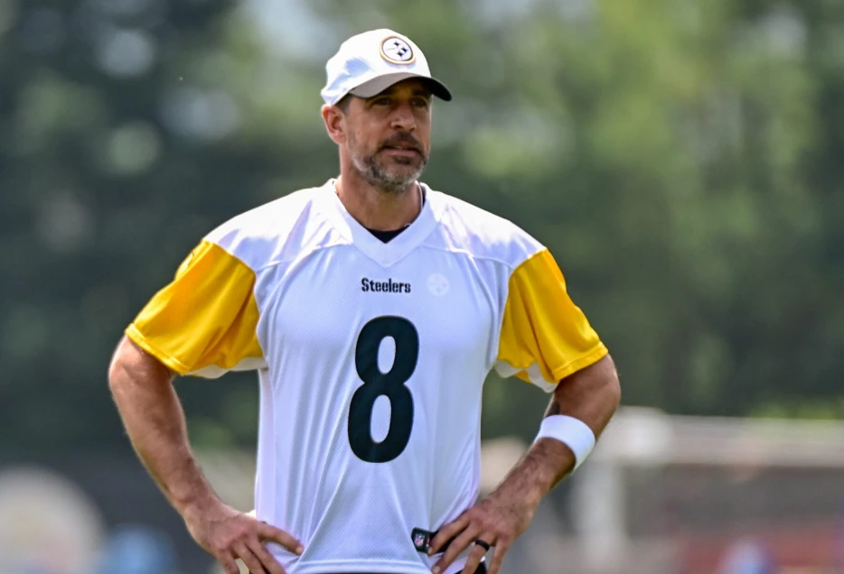 Former Raven Blasts Steelers QB Aaron Rodgers: ‘Definition of Self-Serving’