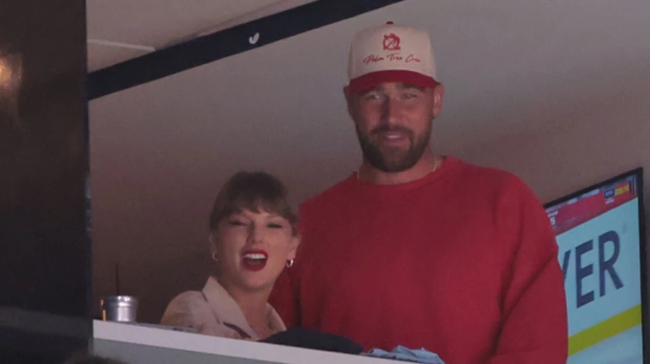 Travis Kelce sends supporting message to Taylor Swift after surprise concert