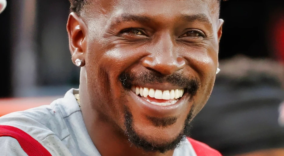 Antonio Brown Exposes Popular Football Account On X For Desperately DMing Him