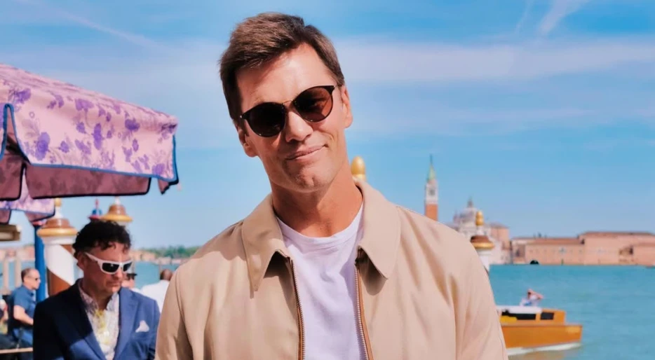 Tom Brady Spotted “Dancing &amp; Chatting” With Popular Swimsuit Model At Jeff Bezos’ Wedding