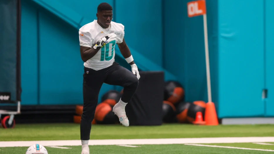 Tyreek Hill Beats Noah Lyles’ Brother In 100-Meter Race After Olympian’s Head-To-Head Refusal