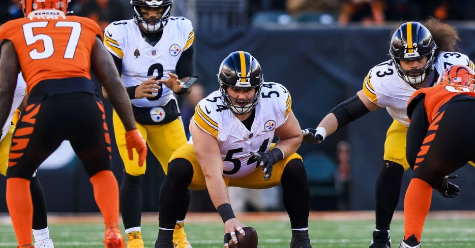 Zach Frazier ranked third-best center by PFF