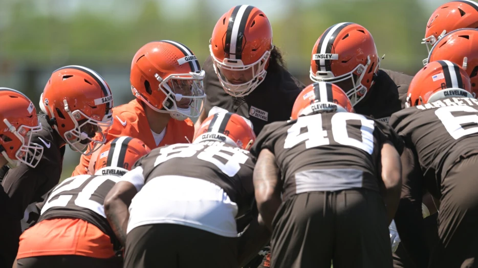 Dillon Gabriel signs rookie deal with Browns