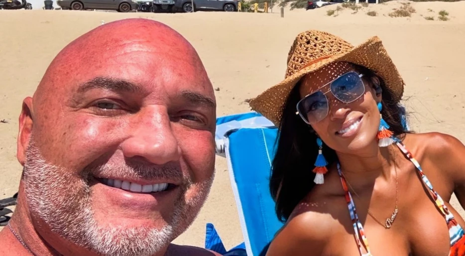 “You Out Kicked Your Coverage, Homie”: Everyone Was Saying The Same Thing About Jay Glazer’s Beach Photo With His Bikini-Clad Wifey &amp; Her Twin Sister