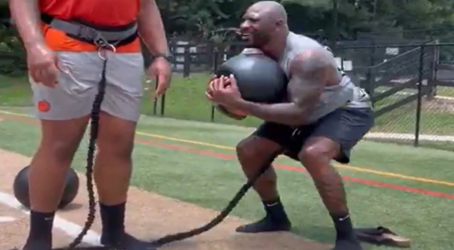 Ex-Giants 264-Pound RB Brandon Jacobs Looks Tiny While Working Out Next To His 18-Year-Old Son, Who’s A Freshman Star At Clemson