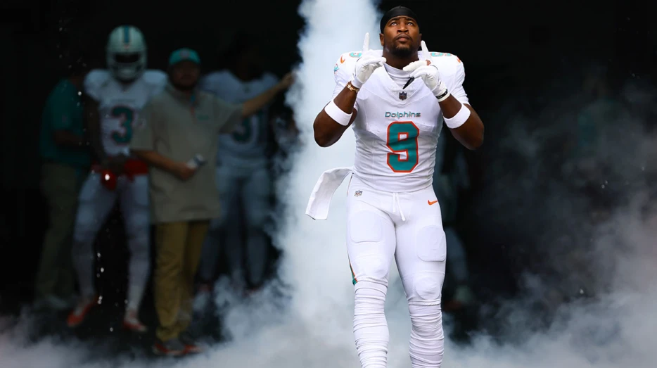 Steelers’ Jonnu Smith reacts to Dolphins trade