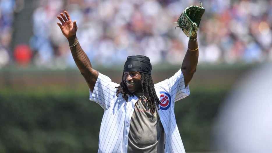 Saints’ Alvin Kamara requests redo after Wrigley Field 1st pitch blunder
